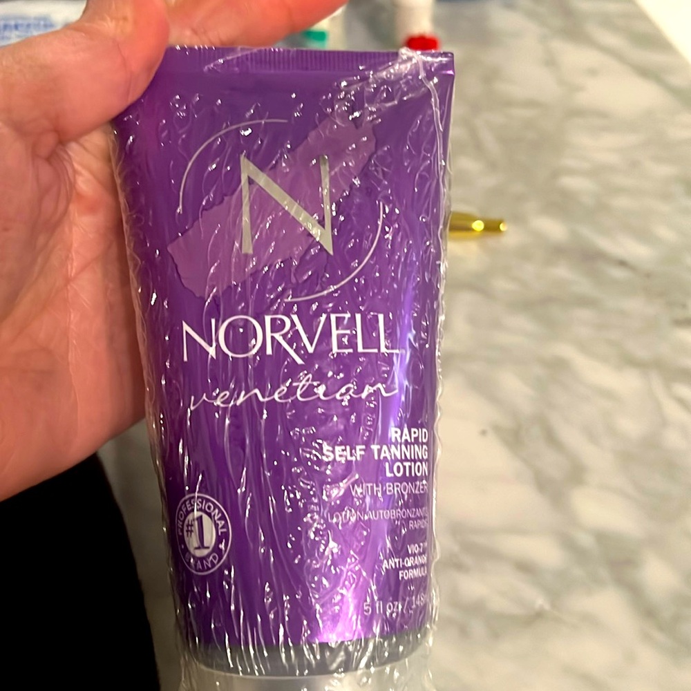 Norvelle Venetian self tanning lotion with bronzer 5 ounces and mit to apply to